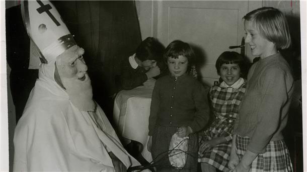 So freute sich Nordenham in den 1950ern auf den Weihnachtsmann Bruno Moritz verbarg sich hinter der Maske des Nikolaus bei der Weihnachtsfeier der Oberschlesier im Jahr 1956.