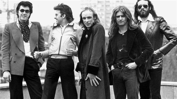 Bryan Ferry (li.) mit seiner Band Roxy Music zu Beginn der 70er Jahre: Andy Mackay, Bryan Eno, Paul Thompson und Phil Manzanera.