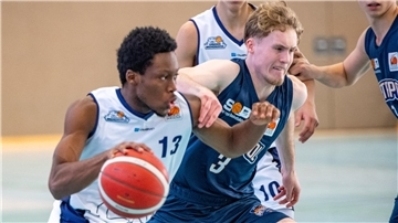 Bryan Kamdem (links) hat mit den U19-Eisbären den Klassenerhalt geschafft.