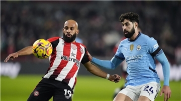Bryan Mbeumo (l) geht künftig für Manchester United auf Torejagd.