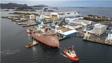 Der Rohbau eines Spezialschiffes wird in eine Werft geschleppt.