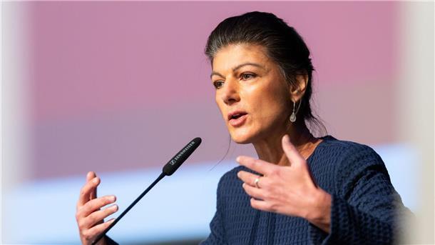BSW sagt Ja zur Koalition in Thüringen BSW-Gründerin Sahra Wagenknecht warb für den Koalitionsvertrag von CDU, BSW und SPD in Thüringen.