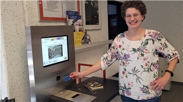 Büchereileiterin Anne Humboldt zeigt, wie’s geht: In der Georg-von-der-Vring-Bibliothek können Kundinnen und Kunden nun ganz leicht Medien ausleihen und selbst verbuchen.