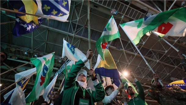 Bosnien: Nationalisten bleiben trotz Verlusten bestimmend Bürger schwenken bei einer Wahlkampfveranstaltung der SDA (Partei der Demokratischen Aktion) Fahnen und jubeln dem Kandidaten Izetbegovic zu.