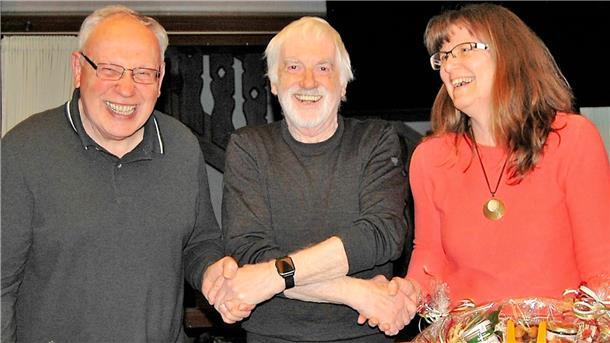 Bürgerbus-Vorstand Dirk Röver (Mitte) verabschiedet Manfred Block und Stefanie Schwerdt nach zehnjähriger Vorstandsarbeit.