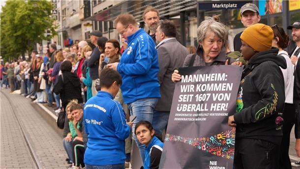 Polizist stirbt nach Messerangriff auf Mannheimer Marktplatz Bürgerinnen und Bürger demonstrieren in Mannheim mit einer Menschenkette gegen Gewalt, Hass und Hetze.