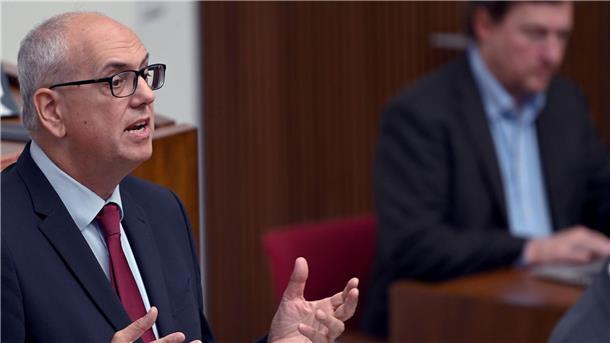 Bremens Bildungssenatorin bleibt - Antrag gescheitert Bürgermeister Andreas Bovenschulte hatte die Bildungssenatorin zuvor verteidigt.