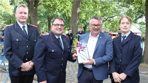 Bürgermeister Andreas Wittenberg (parteilos, Zweiter von rechts) gratulierte Ortsbrandmeister Dirk Bickmeier (Zweiter von links), Gemeindebrandmeister und Ortswehrmitglied Marcus Sudmann (links) sowie Ortsvorsteherin Imke Husmann (rechts) zum Jubiläum.