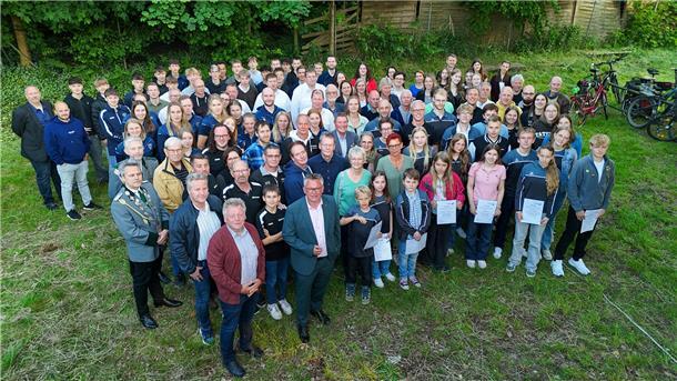 Bürgermeister Andreas Wittenberg (Vorne, 2. von links) sowie die stellvertretenden Bürgermeister Heinz Bühring (links) und Hannes Mahlstedt (Mitte) zeichneten die erfolgreichen Sportlerinnen und Sportler aus Vereinen der Gemeinde Hagen mit Urkunden aus. Foto: Heß