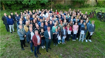Bürgermeister Andreas Wittenberg (Vorne, 2. von links) sowie die stellvertretenden Bürgermeister Heinz Bühring (links) und Hannes Mahlstedt (Mitte) zeichneten die erfolgreichen Sportlerinnen und Sportler aus Vereinen der Gemeinde Hagen mit Urkunden aus. Foto: Heß