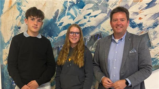 Bürgermeister Axel Linneweber hat jetzt Emma Harbers als neue Jugendvertreterin verpflichtet. Erik Steiner war und bleibt weiterhin Jugendvertreter.