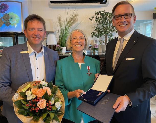 Bürgermeister Axel Linneweber (links) und Landrat Stephan Siefken überreichten Blumen und den Verdienstorden und fanden viele lobende Worte für Renate Knauel.