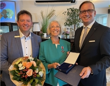Bürgermeister Axel Linneweber (links) und Landrat Stephan Siefken überreichten Blumen und den Verdienstorden und fanden viele lobende Worte für Renate Knauel.