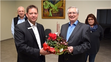 Bürgermeister Axel Linneweber (Zweiter von links) heißt Dr. Knut Mittelstädt (Dritter von links) in Butjadingen willkommen. Bei seiner Arbeit in Tossens kann der Frauenarzt auf die Unterstützung von Praxis-am-Wattenmeer-Mitbetreiber Dr. Robert Ceskel und Arzthelferin Susanne Küpker setzen.
