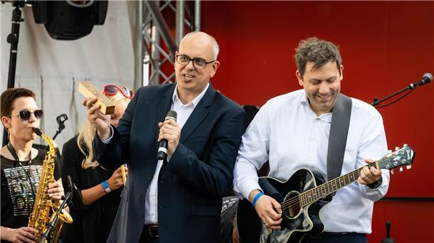 Land Bremen wählt am Sonntag neues Parlament Bürgermeister Bovenschulte und SPD-Chef Klingbeil stimmen zusammen mit der Band Real Time den Song „Stand By Me“ an - Klingbeil auf der Gitarre, Bovenschulte als Sänger.