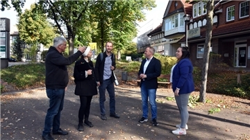 Bürgermeister Diedrich Höyns, Malena Schnakenberg und Moritz Vahldiek vom Planungsbüro, Gemeindedirektor Jörn Keller und Bauamtsleiterin Katharina Freimuth (von links) im Austausch vor der Ortsbegehung.