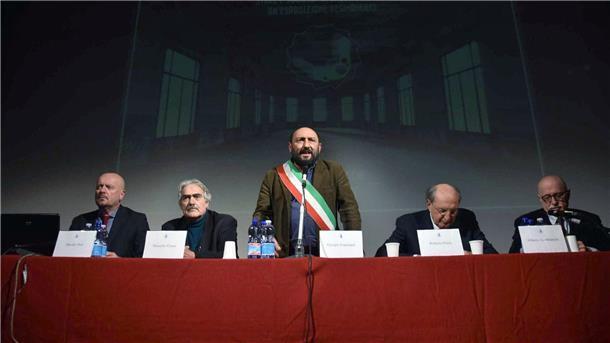 Der Geist des Duce: Doku über ernüchternde Erinnerungskultur Bürgermeister Giorgio Frassineti (M) will ein Faschismus-Dokumentationszentrum errichten.