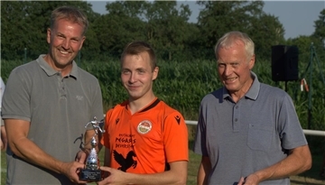 Der Wanderpokal ging an den MTV Bokel. Bürgermeister Guido Dieckmann (l.) und Vorsitzender Hans-Hermann Mehrtens (rechts) gratulieren Torschützenkönig Christian Hitzigrath.