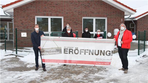 Bürgermeister Guido Dieckmann (links) und DRK-Chef Henning Dageförde eröffnen zusammen mit Leiterin Cornelia Anders-Rohlfing (2. von rechts) die neue Kita des DRK in Wellen. Foto: Gehrke