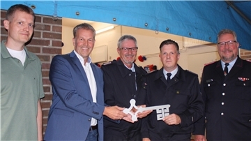 Bürgermeister Guido Dieckmann (zweiter von links) überreicht Ortsbrandmeister Holger Fels und seinem Stellvertreter Daniel Köhler zusammen mit Gemeindebrandmeister Ralf Meyer und Jens Hüncken vom Bauamt den Schlüssel für das umgebaute Gerätehaus.