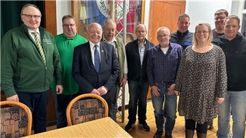 Das Foto zeigt den neuen Vorstand des Bürgervereins Augustgroden (Gemeinde Stadland) zusammen mit Bürgermeister Harald Stindt und CDU-Fraktionschef Günter Busch.