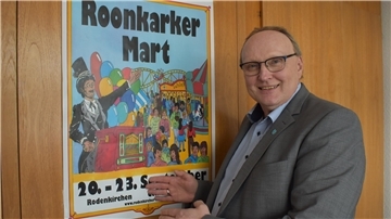 Bürgermeister Harald Stindt möchte schon jetzt Vorfreude wecken auf den 889. Roonkarker Mart, der vom 20. bis 23. September in Rodenkirchen stattfindet.