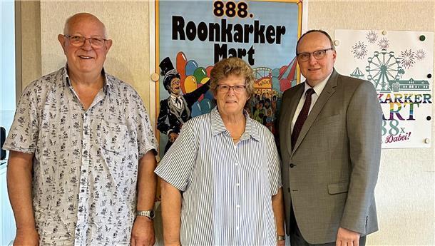 Bürgermeister Harald Stindt (rechts) mit der neuen Vorstandsspitze des Beirats: Bernhard Tülp und Alida Aldag.