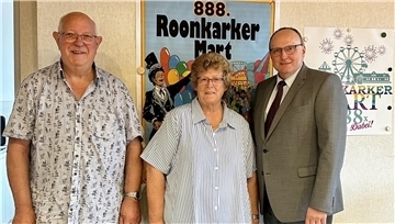 Bürgermeister Harald Stindt (rechts) mit der neuen Vorstandsspitze des Beirats: Bernhard Tülp und Alida Aldag.