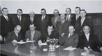 Bürgermeister Hinrich Jürs (Zeven), Stadtdirektor Kuhlmann, Bürgermeister Heins, dessen Stellvertreter Bokelmann (Brüttendorf) und Bürgermeister Ahrensfeld (Brümmerhof) unterzeichnen am 14. März 1973 den Gebietsänderungsvertrag der Stadt Zeven. 