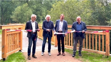 Das Foto zeigt die Freigabe der Brücke. 