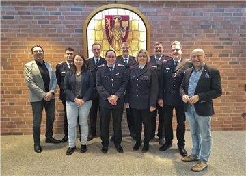 Bürgermeister Michael Hannebacher (rechts), Erster Stadtrat Thorsten Küver (links) und Yvonne Krahl (Ordnungsamt) mit den Vertretern der Feuerwehr. Hesedorfs langjährige Ortsbrandmeisterin Regina Pape und ihr Stellvertreter Jens Michaelis (Zweiter von rechts) scheiden Mitte Januar aus ihren Ämtern aus. Florian Lenk (vorne, Mitte) wird neuer Ortsbrandmeister, Torben Peper (Vierter von links) neuer Stellvertreter. Stadtbrandmeister Nils Schwarz (Zweiter von links) und seine Stellvertreter Martin Borchers (hinten, Mitte) und Holger Burfeindt gratulieren.
