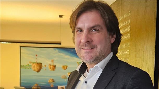 Mann im Jackett. Nordenhams Bürgermeister Nils Siemen äußert sich im KZW-Interview zum Thema Pressefreiheit.