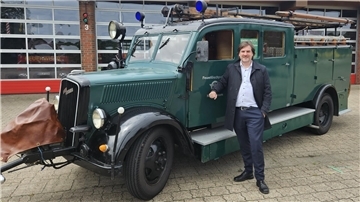 Bürgermeister Nils Siemen freut sich, dass mit dem Oldtimer als Museumsstück nun ein Stück Nordenhamer Feuerwehrgeschichte einem interessierten Publikum zugänglich gemacht
