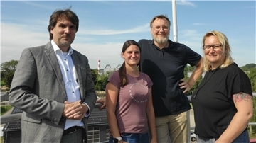 Bürgermeister Nils Siemen (links) und Dezernent Sven Hinderks wurden von Marika Pietzsch, Leiterin des Amts für Stadtentwässerung (rechts), und Milena Munderloh-Schulz, Betriebsleiterin der Kläranlage (2. v. l.), über den Baufortschritt am Klärwerk Nordenham informiert.
