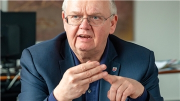 „Unverfrorenheit“: Im Schulden-Streit rügt Bremerhavens Kämmerer den Senat Porträt von Torsten Neuhoff.