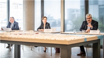 Bürgermeister Torsten Neuhoff, Häfensenatorin Claudia Schilling und Bremerhavens Oberbürgermeister Melf Grantz (von links) präsentierten den Zwischenbericht für die Planungen des Werftquartiers. Foto Hartmann