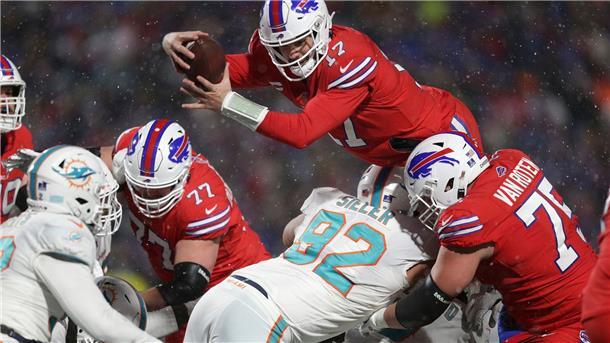 Buffalo Bills Quarterback Josh Allen (oben) mit vollem Einsatz. Die Bills qualifizierten sich als Divisions-Sieger für die Playoffs - mit einem 32:29-Sieg gegen die Miami Dolphins.