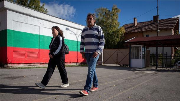 Bulgarien hat ein neues Parlament gewählt. Hier kommt ein Ehepaar zur Stimmabgabe in ein Wahllokal in Bankya.
