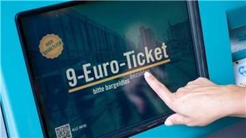 Bund und Länder feilschen seit Wochen über die Finanzierung eines bundesweiten günstigen Nahverkehrs-Tickets.