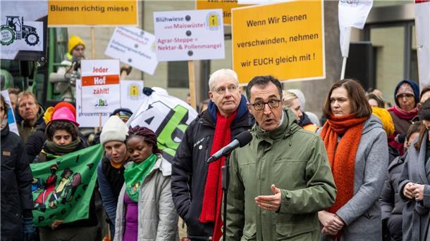 Mit Treckern für Tierschutz - Appell für Kampf gegen Hunger Bundesagrarminister Cem Özdemir spricht zu Tilnehmern der Demonstration der Initiative „Wir haben es satt!“.