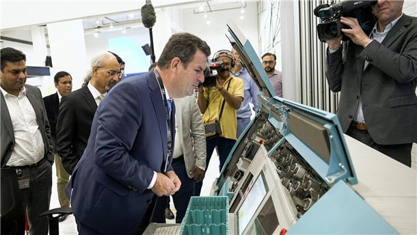 Heil: Arbeitszeiten machen Deutschland zum Einwanderungsziel Bundesarbeitsminister Hubertus Heil besucht in Neu Delhi das deutsche Unternehmen Giesecke & Devrient Information Technology, das unter anderem Geldzählmaschinen herstellt.