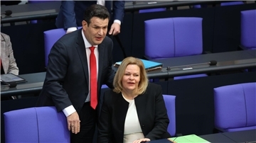 Bundesarbeitsminister Hubertus Heil (SPD) und Bundesinnenministerin Nancy Faeser (SPD) bei der 100. Sitzung des Deutschen Bundestages im Plenarsaal des Reichstagsgebäudes.