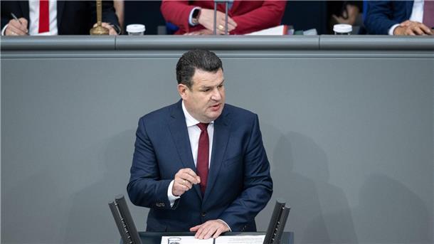 Bundesarbeitsminister Hubertus Heil spricht bei der Debatte im Bundestag. Die Gesetzesänderung zur Vergütung von Betriebsräten wurde vom Parlament einstimmig beschlossen.
