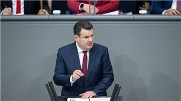 Bundesarbeitsminister Hubertus Heil spricht bei der Debatte im Bundestag. Die Gesetzesänderung zur Vergütung von Betriebsräten wurde vom Parlament einstimmig beschlossen.