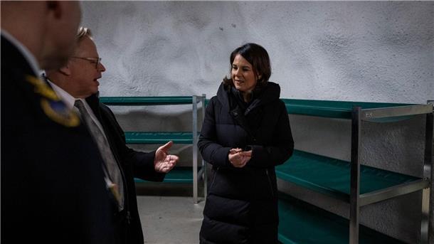 Faeser setzt nicht auf Bunker - Warninfrastruktur wichtiger Bundesaußenministerin Annalena Baerbock besucht eine Zivilschutzanlage in der Innenstadt von Helsinki.