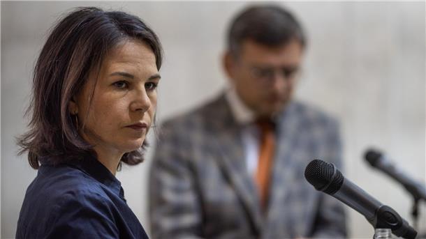 Baerbock an Putin: Verschleppte Kinder müssen nach Hause Bundesaußenministerin Annalena Baerbock gibt zusammen mit ihrem ukrainischen Amtskollegen eine Pressekonferenz.