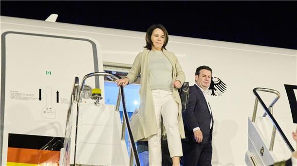 Baerbock und Heil auf Werbetour um Pflegekräfte in Brasilien Bundesaußenministerin Annalena Baerbock (Grüne) und Bundesarbeitsminister Hubertus Heil (SPD) bei ihrer Ankunft in Brasilia.