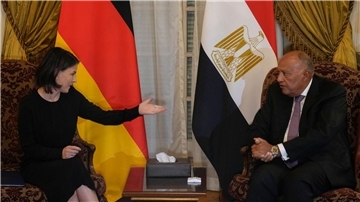 Bundesaußenministerin Annalena Baerbock im Gespräch mit ihrem ägyptischen Amtskollegen Samih Schukri in Kairo.