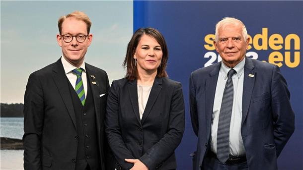 EU vor Neuausrichtung ihrer Beziehungen zu China Bundesaußenministerin Annalena Baerbock in Stockholm zwischen zwischen ihrem schwedischen Amtskollegen Tobias Billström (l) und dem EU-Außenbeauftragten Josep Borrell.
