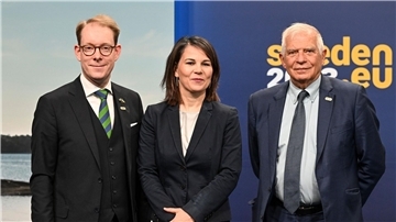Bundesaußenministerin Annalena Baerbock in Stockholm zwischen zwischen ihrem schwedischen Amtskollegen Tobias Billström (l) und dem EU-Außenbeauftragten Josep Borrell.